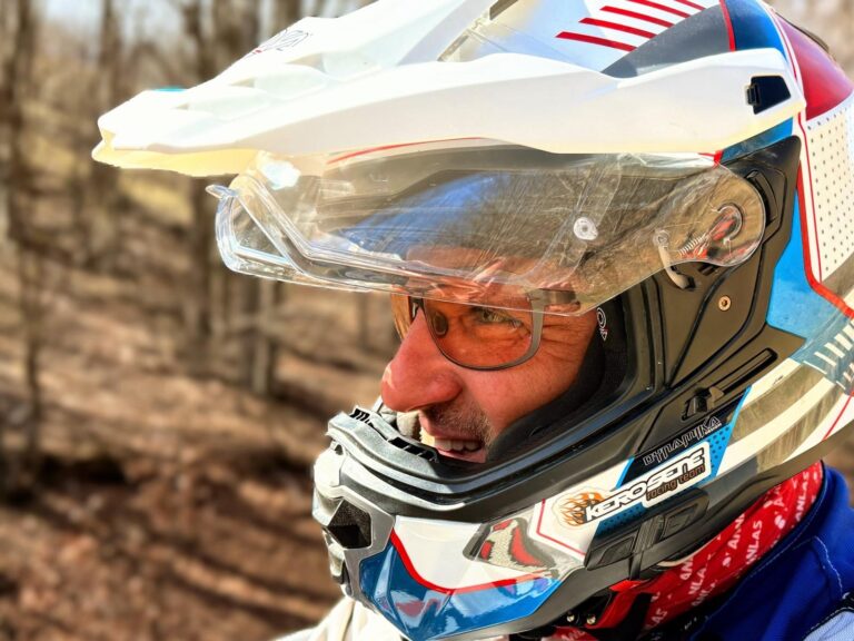 Quegli occhiali? Sono l’ “Emblema” della guida in moto più confortevole e sicura che esista sotto il sole